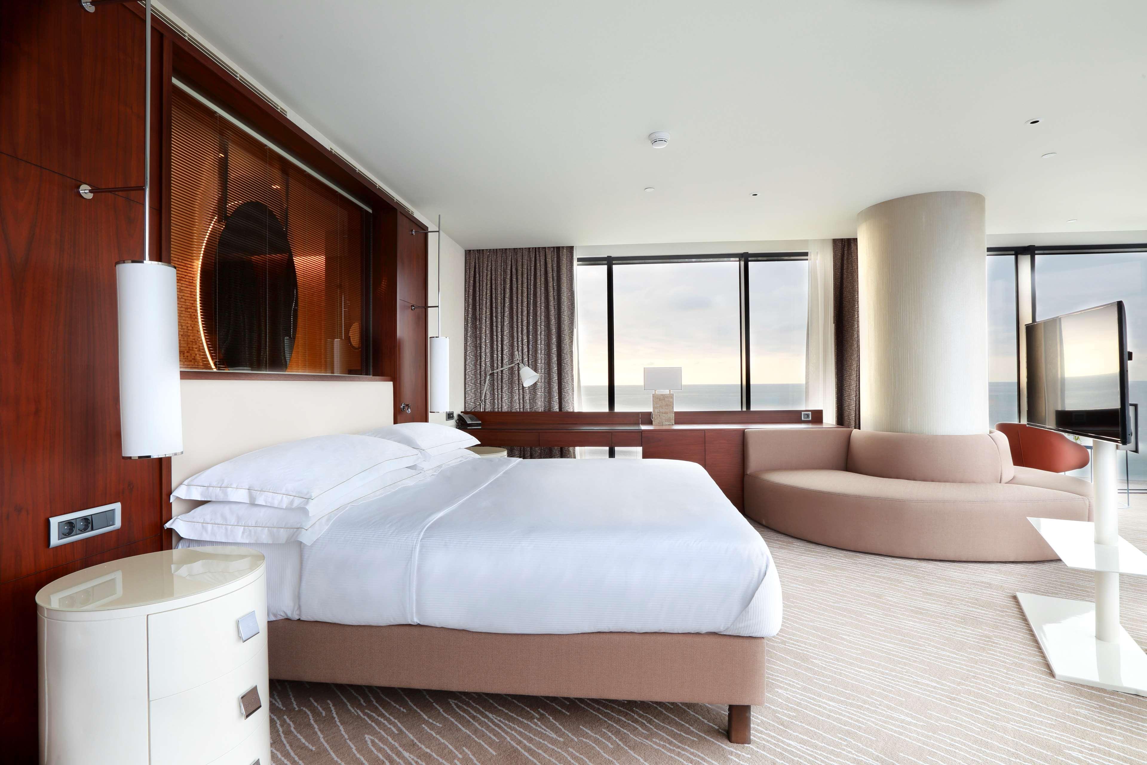 Hilton Batumi Hotel Kültér fotó A suite at the hotel