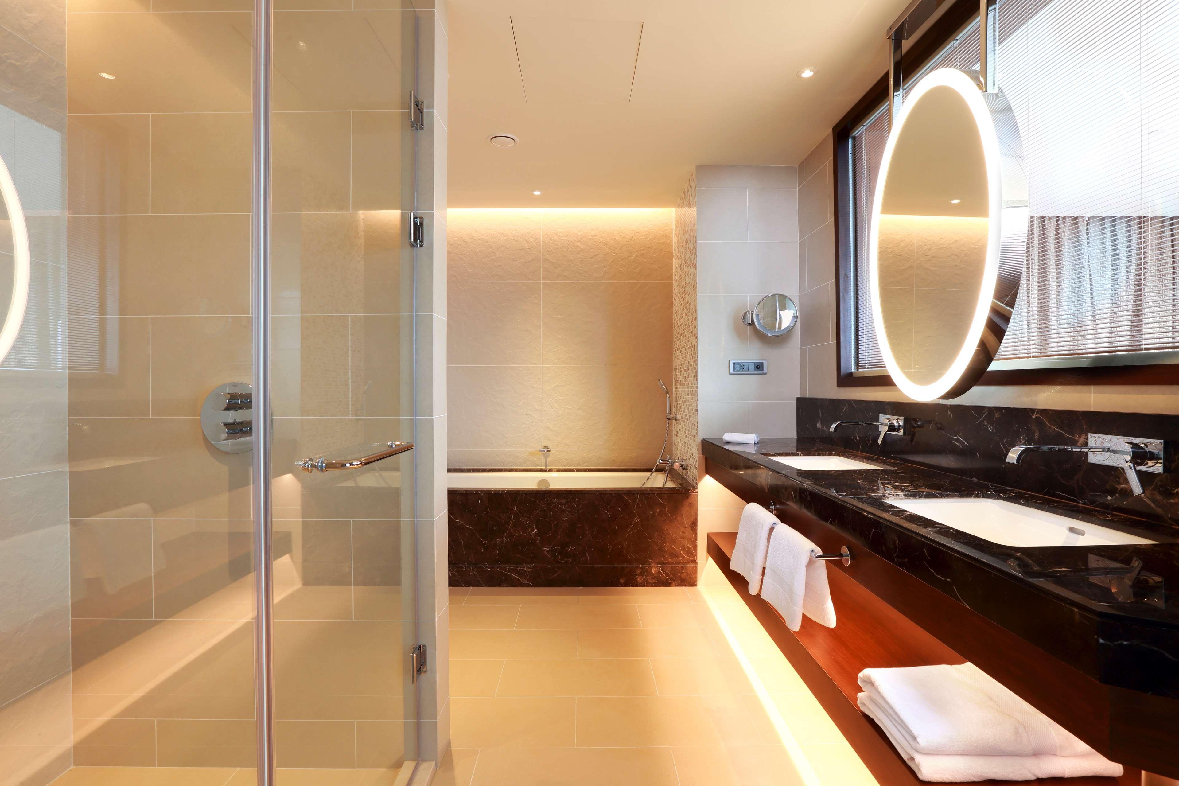 Hilton Batumi Hotel Kültér fotó Bathroom