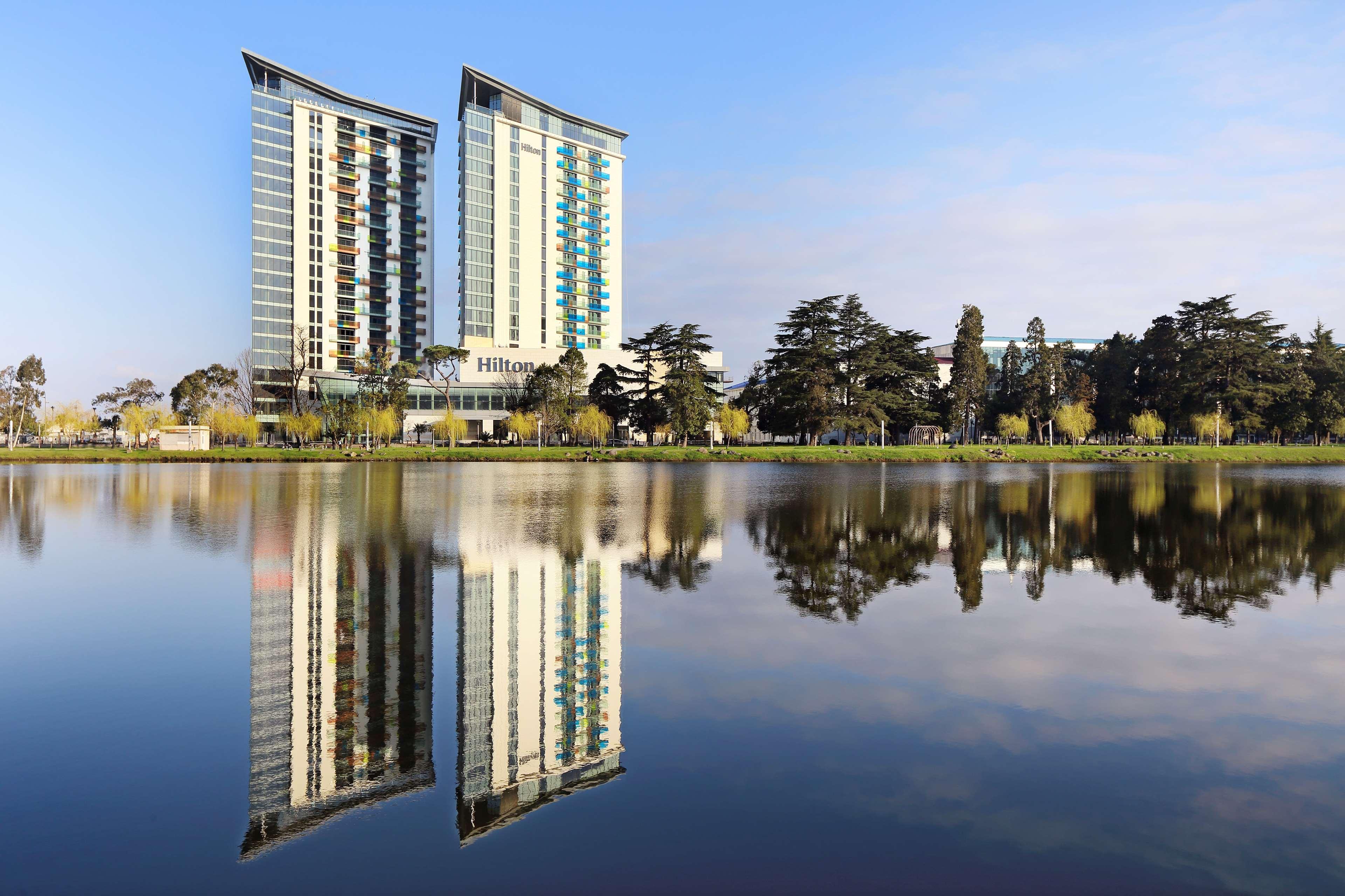 Hilton Batumi Hotel Kültér fotó The Lakes College