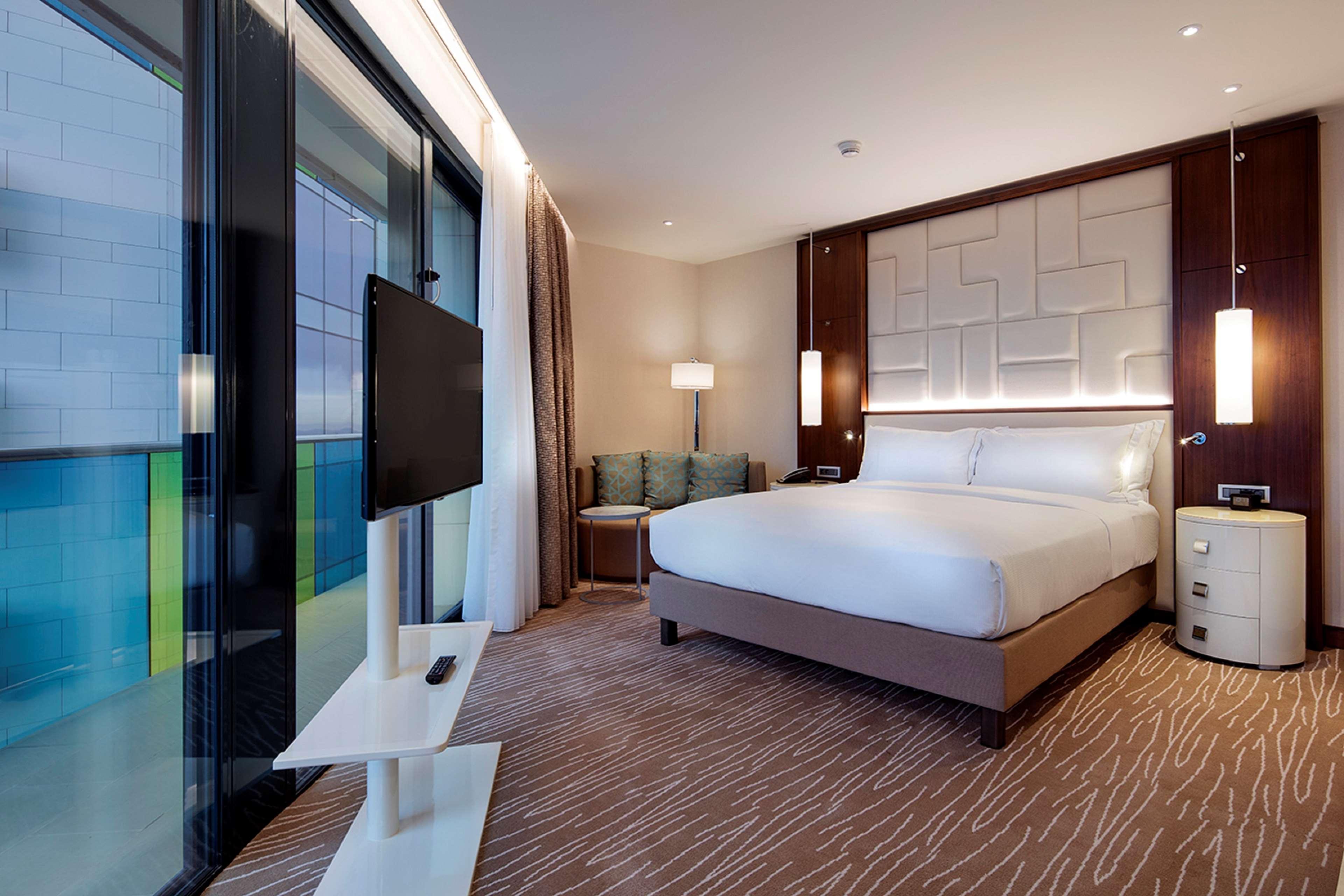 Hilton Batumi Hotel Kültér fotó A bedroom at the hotel