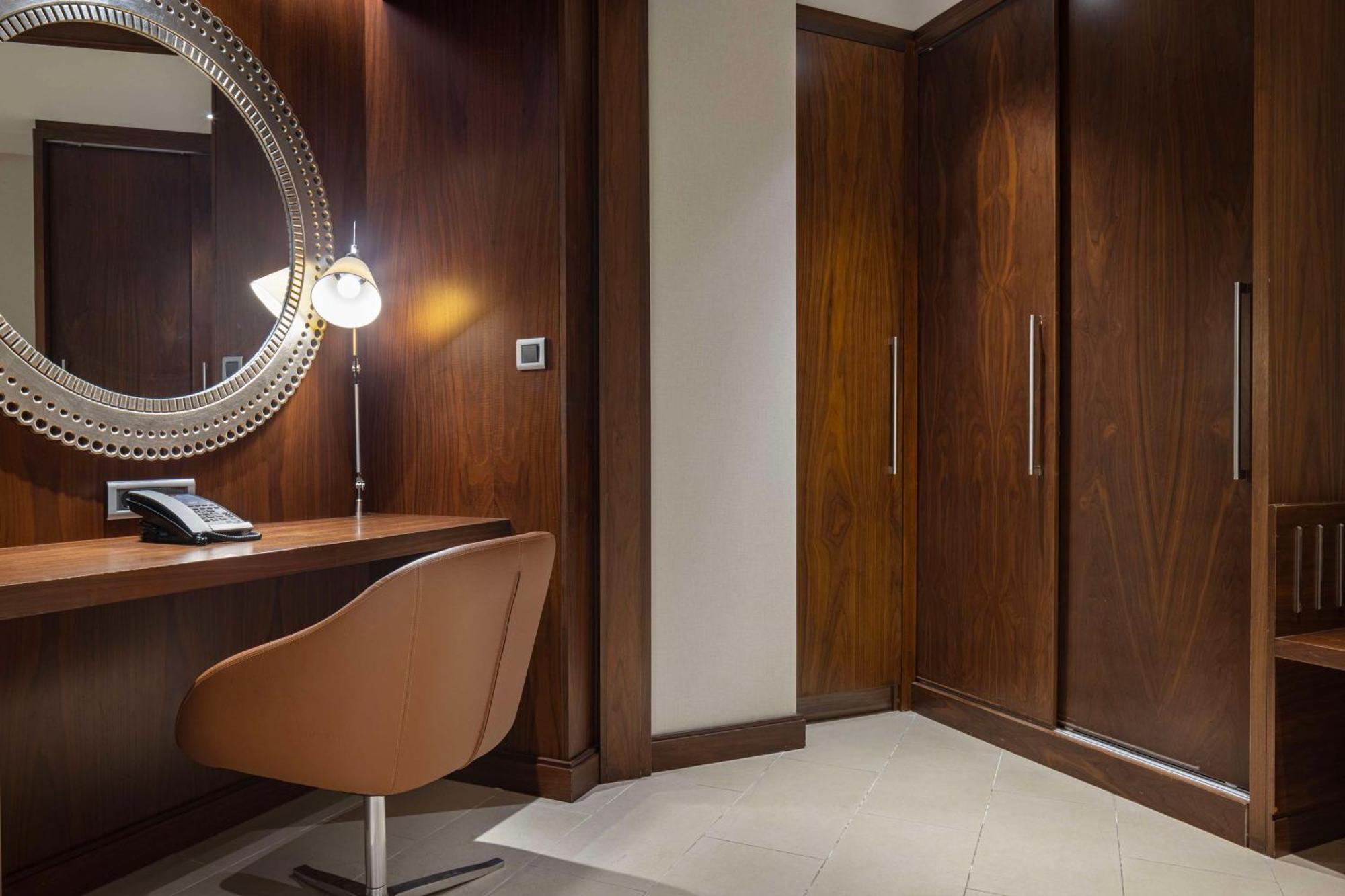 Hilton Batumi Hotel Kültér fotó A room at the hotel
