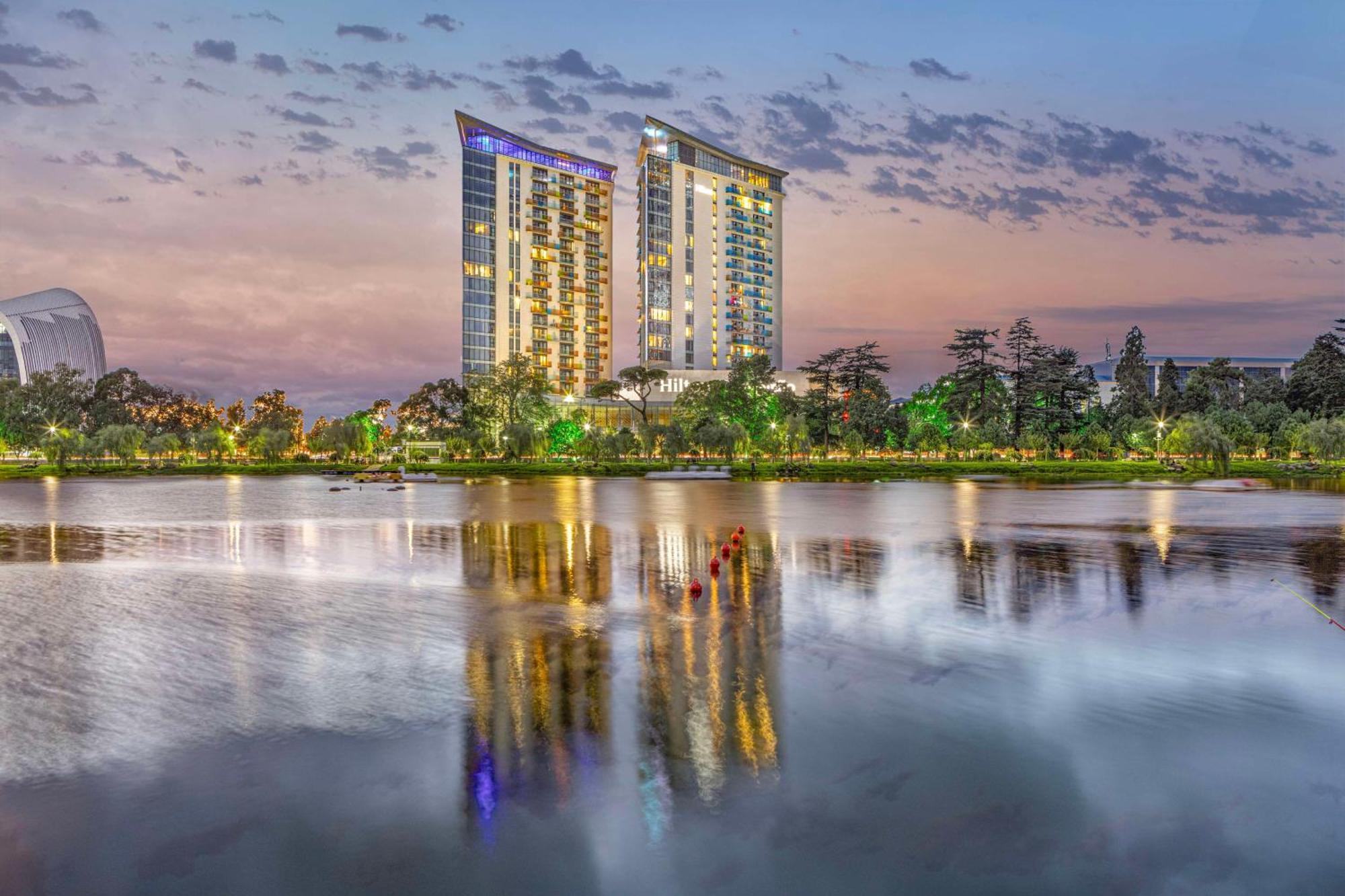 Hilton Batumi Hotel Kültér fotó The Ritz-Carlton, Lake Las Vegas