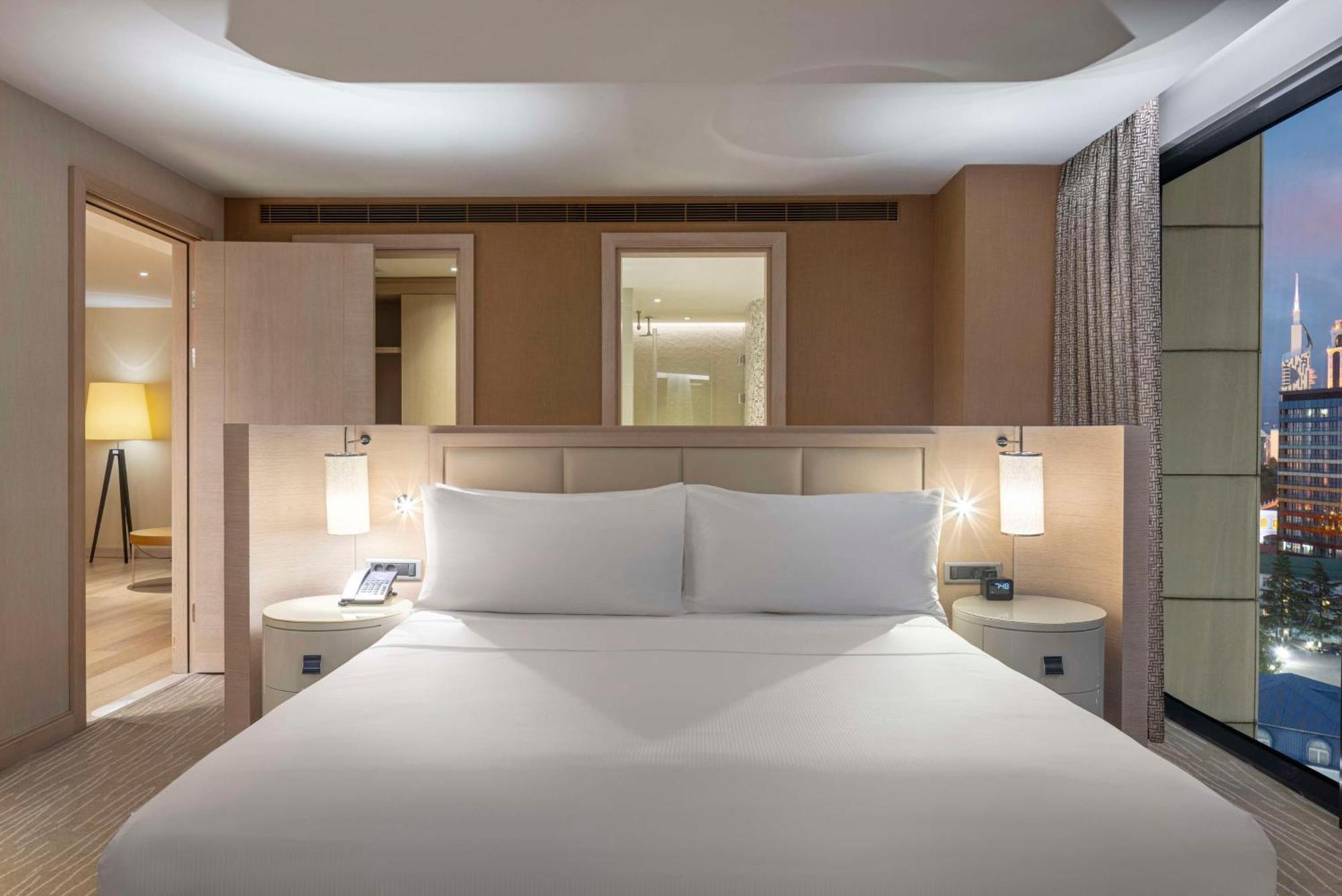 Hilton Batumi Hotel Kültér fotó A bedroom at the hotel