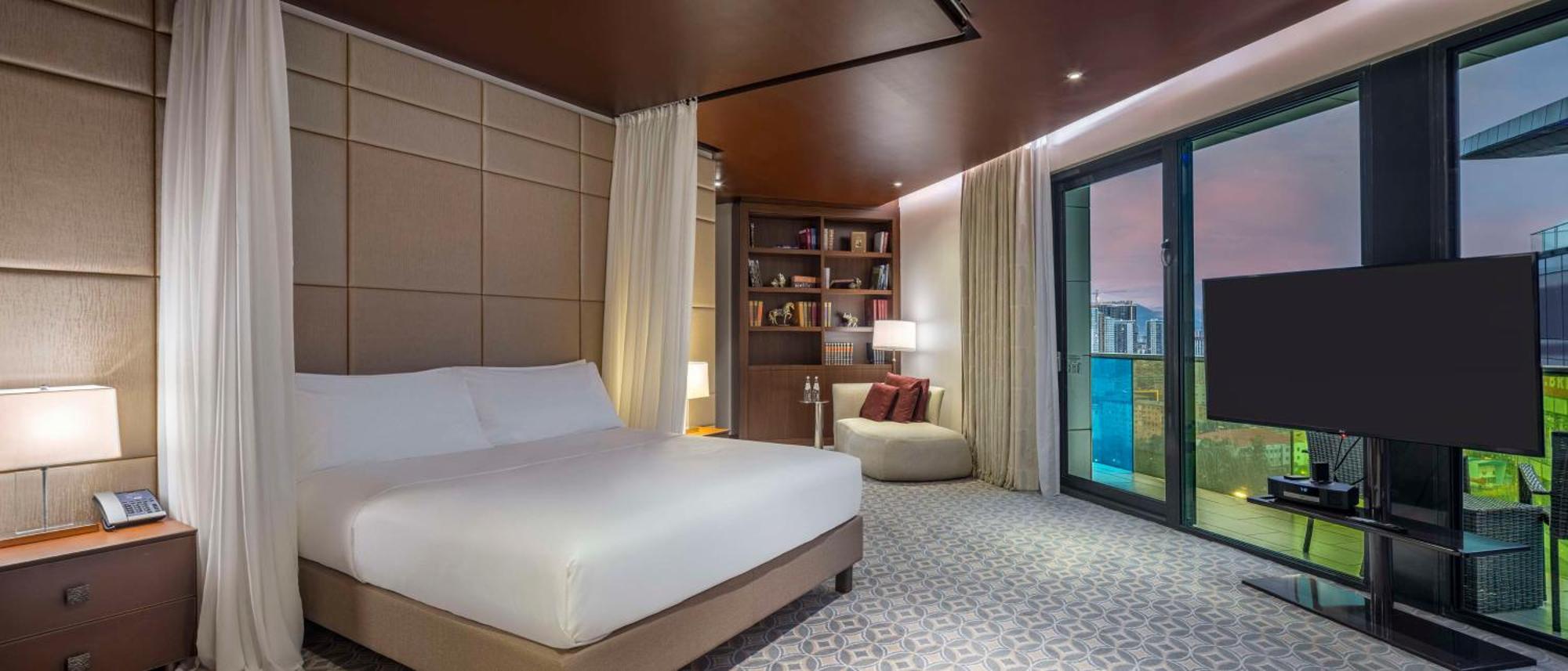 Hilton Batumi Hotel Kültér fotó A bedroom at the hotel