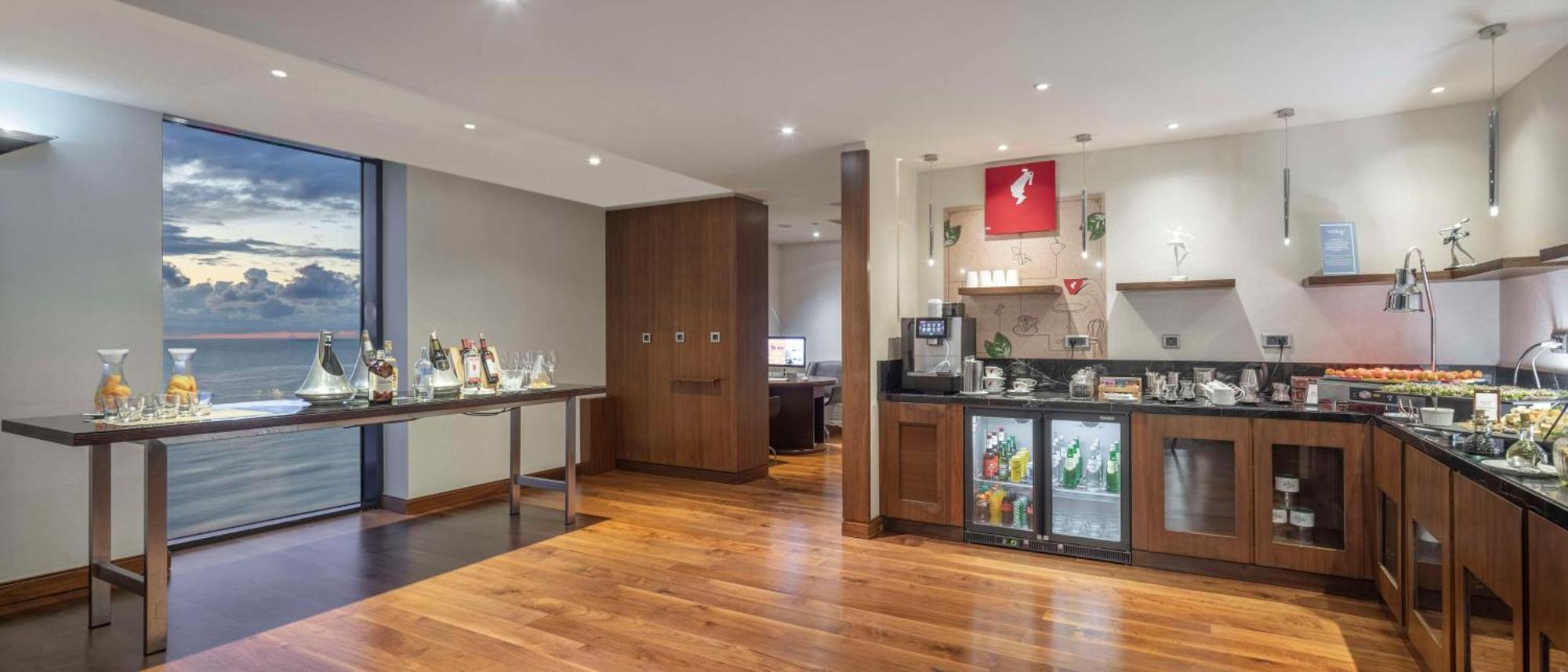 Hilton Batumi Hotel Kültér fotó The Swiss First Class Lounge at London Heathrow Airport
